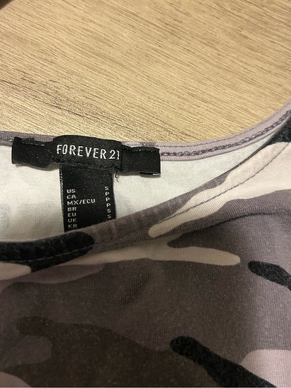 Forever 21 Gray Camo Crop Tank Top Size Small - Picture 2 of 2